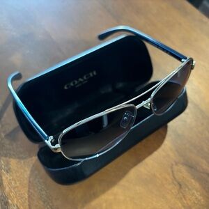 Coach Metal Pilot Sunglasses – Silver Frame / Blue Gradient Lens